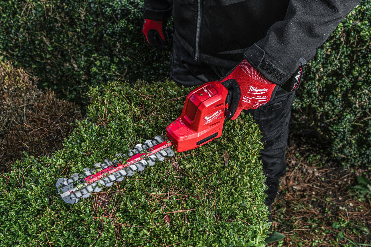 Milwaukee M12 FHT20 mini hedge trimmer